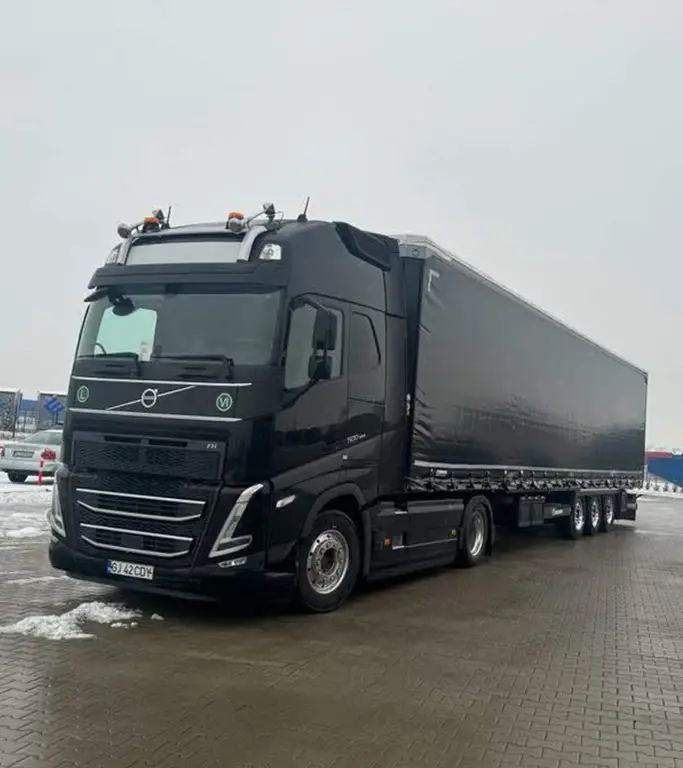 Ansamblu din flota companiei Nutu Trans fotografiat intr-o parcare din Europa