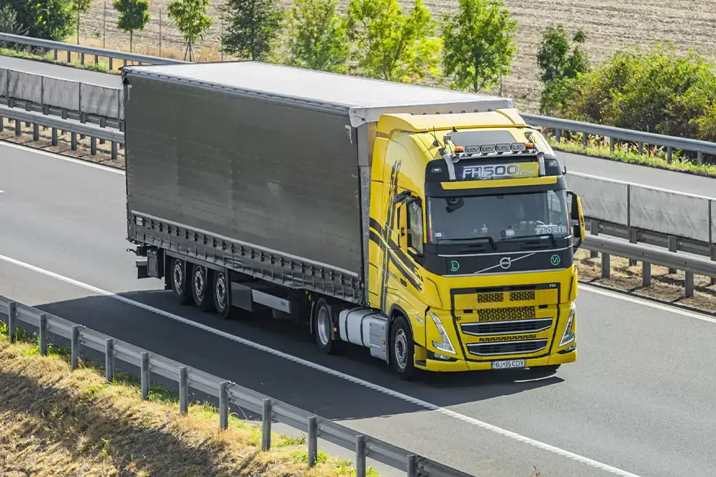 Ansamblu cap tractor si semirmeorca mega fotografiat pe o autostrada din Europa